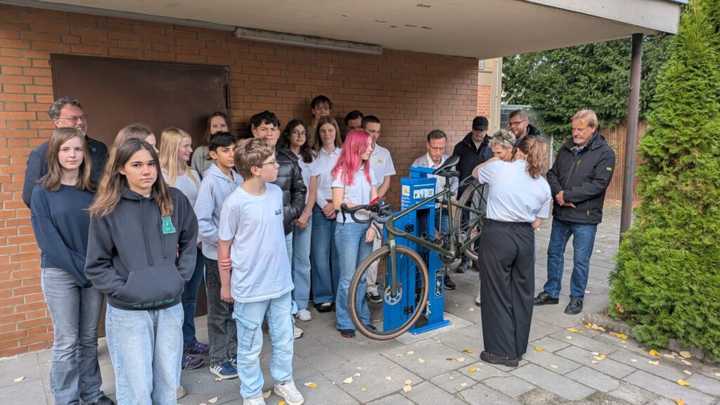 Schülerfirma new energy e.V. eröffnet Fahrradreparaturständer